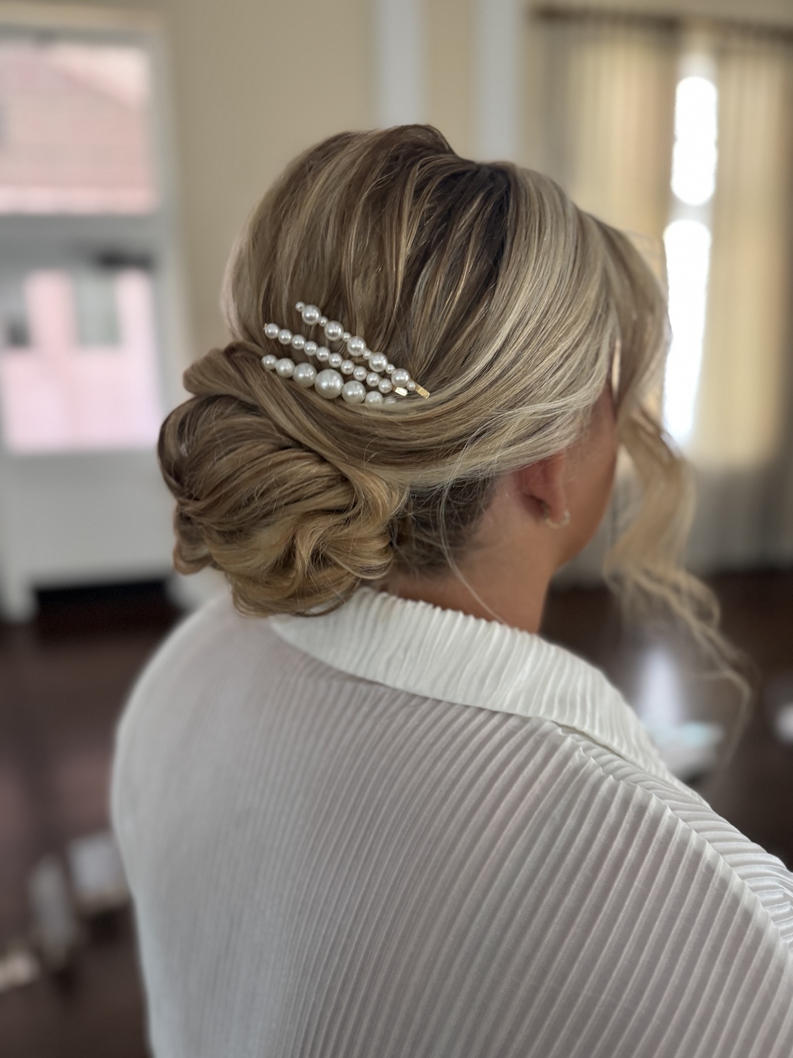 Low blonde bridal bun with hair comb
